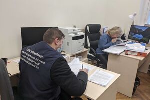 Обшук здійснюють співробітники поліції та СБУ