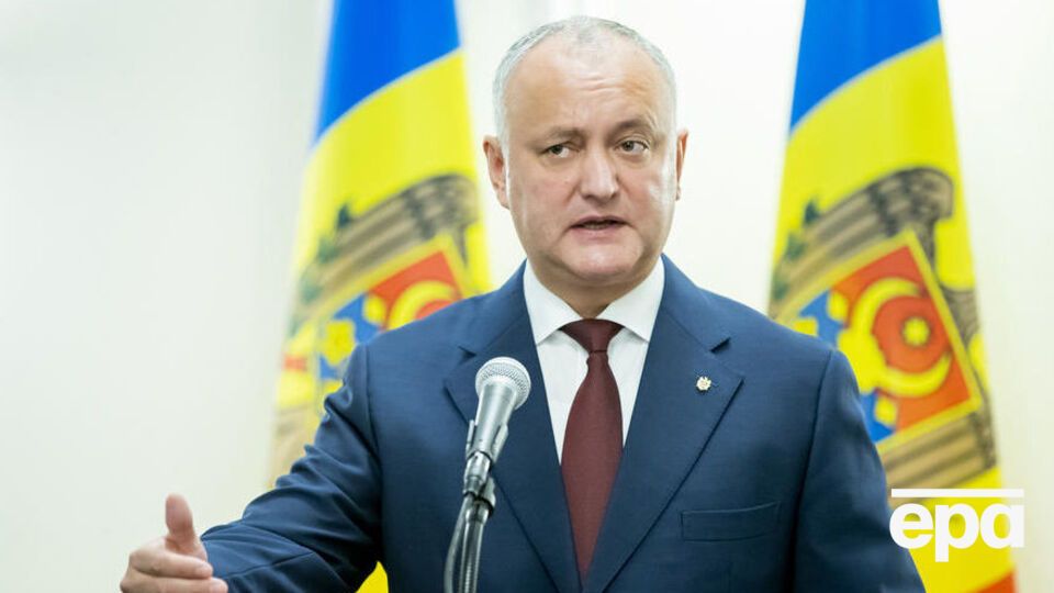 В 2016 году Додон назвал оккупированный Крым "фактически российским"