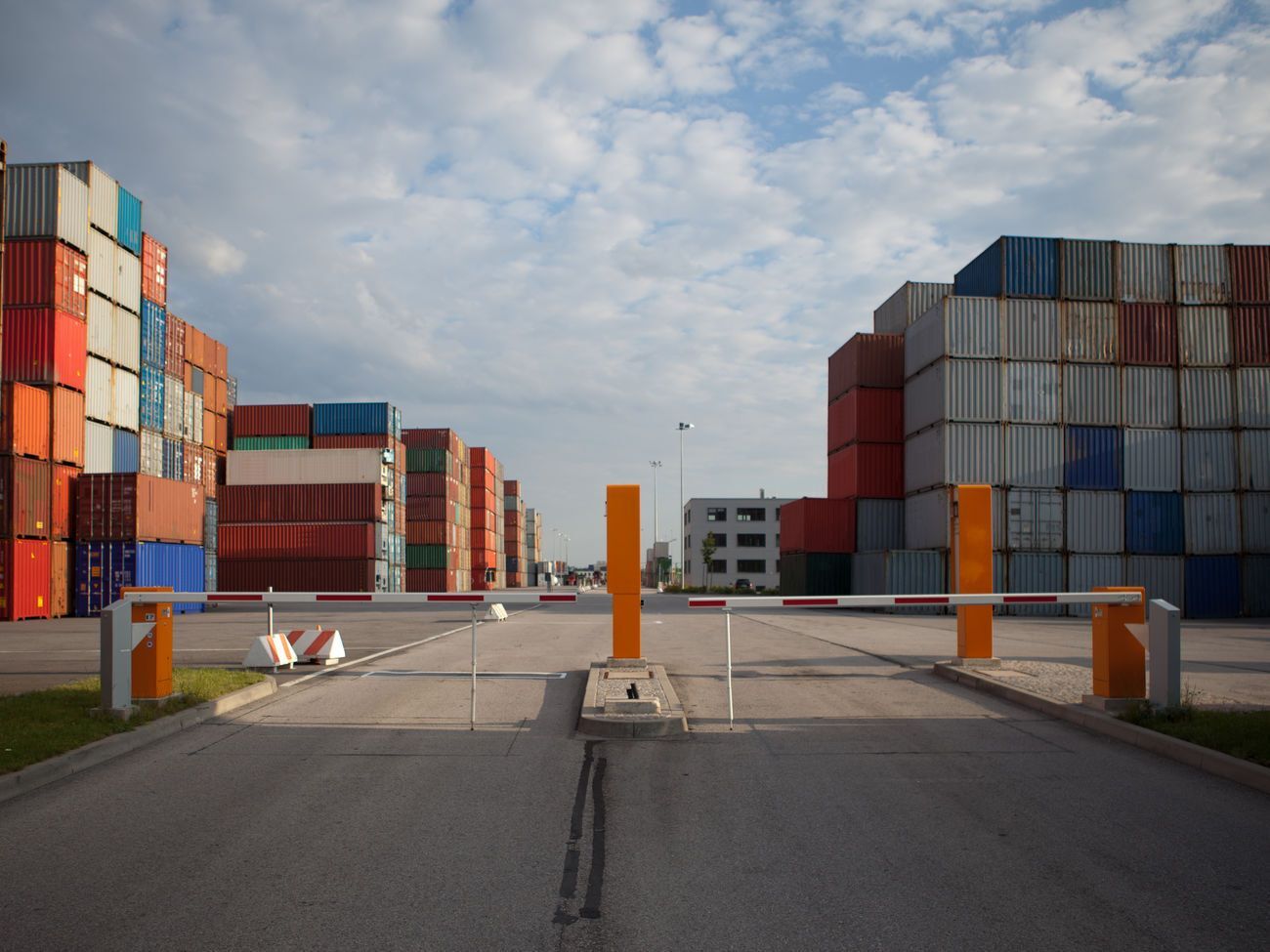 Контрабандные схемы вызывают недоверие общества к предпринимателям и уменьшают поступления в бюджет государства, отметил эксперт