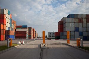 Контрабандные схемы вызывают недоверие общества к предпринимателям и уменьшают поступления в бюджет государства, отметил эксперт