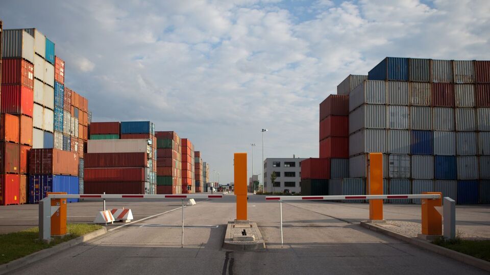 Контрабандные схемы вызывают недоверие общества к предпринимателям и уменьшают поступления в бюджет государства, отметил эксперт