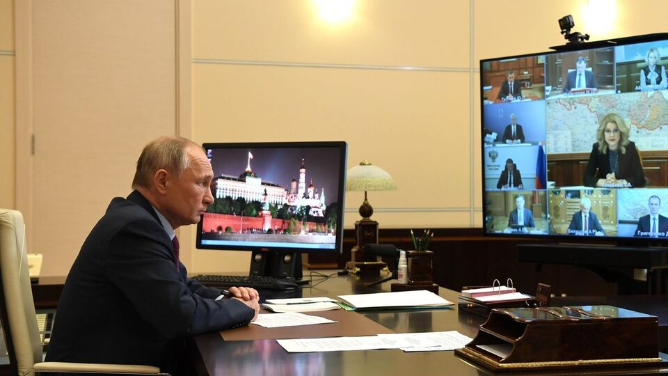 Путин закашлялся в конце совещания