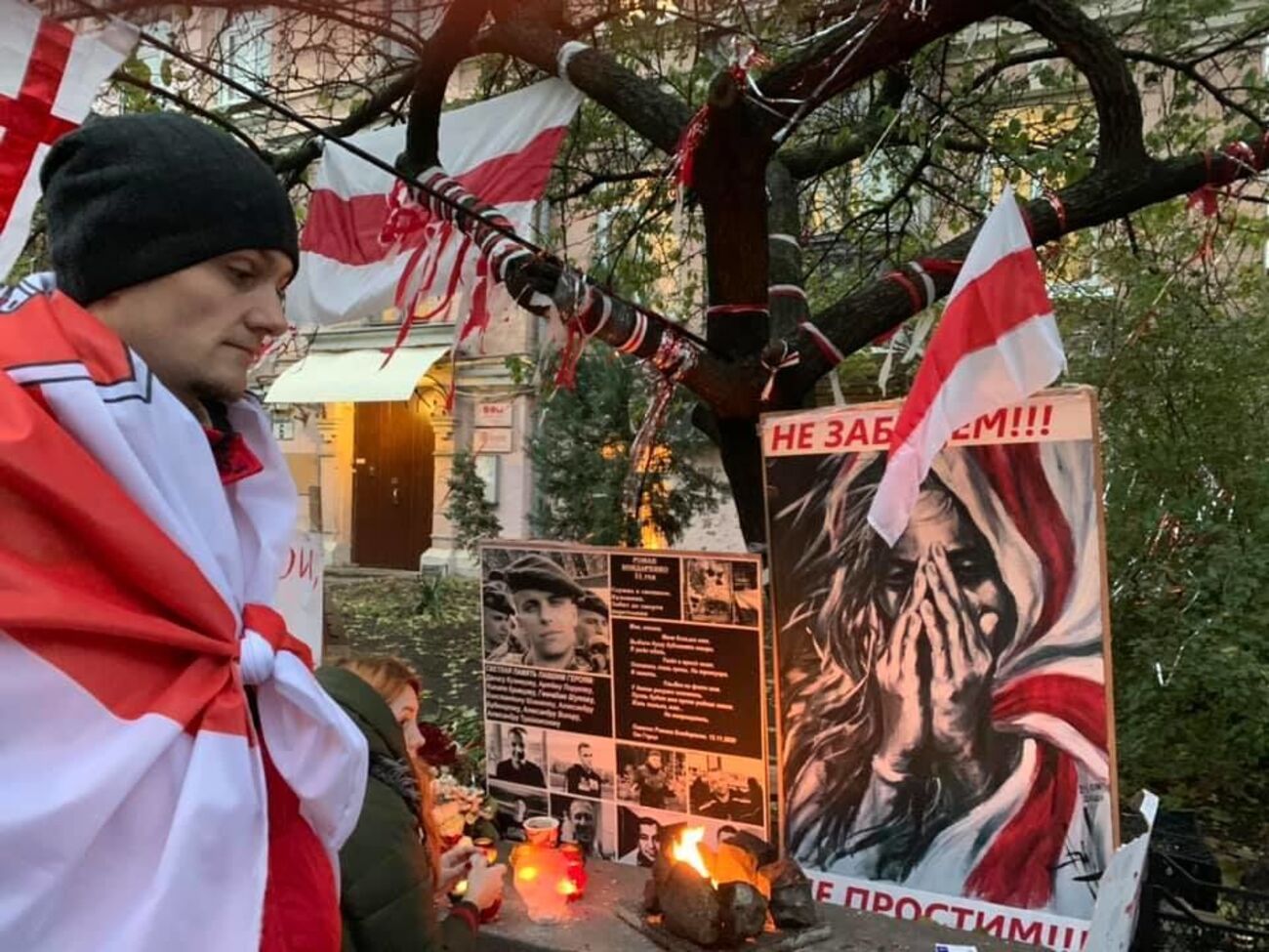 У Києві перед дипмісією Білорусі з'явився стихійний меморіал на честь загиблих під час протестів