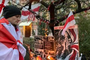 В Киеве перед дипмиссией Беларуси появился стихийный мемориал в честь погибших во время протестов