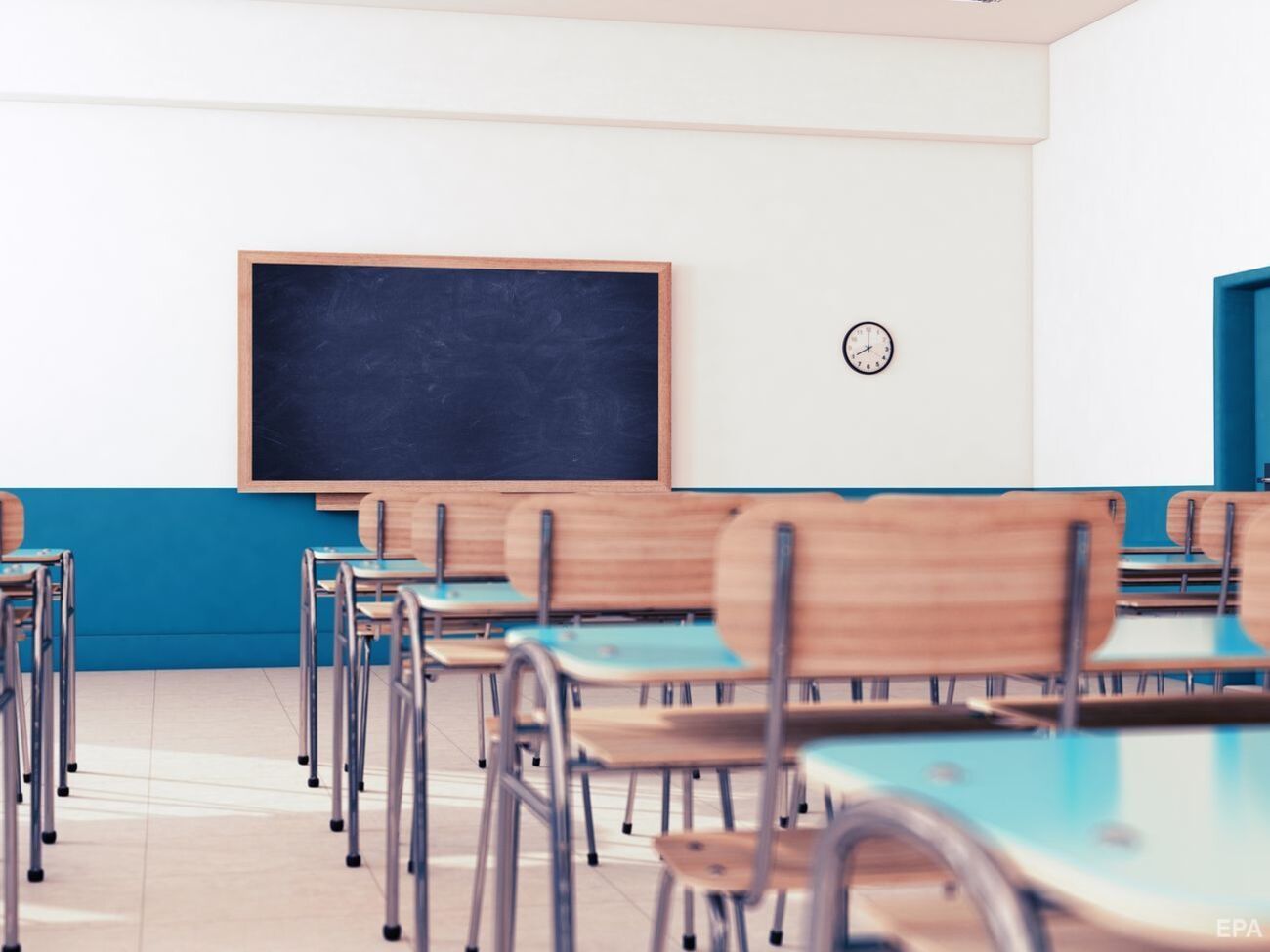 Детей вывели из школы на улицу