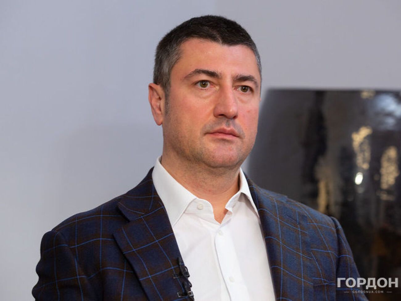 Бахматюк:&nbsp;Дайте мне такой же залог, как другому фигуранту: 5 млн. Можно в два раза больше&nbsp;&ndash; 10 млн. Раз я богаче, чем он, 10 млн грн я заплачу. Я вам обещаю, что не уеду с территории Украины, пока не закрою свое дело