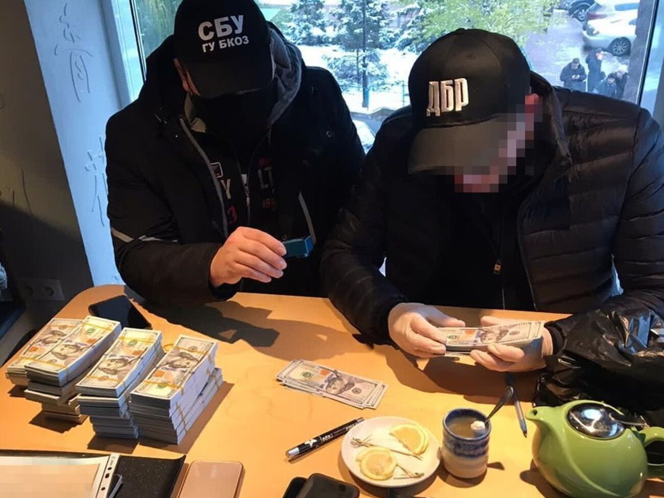 Правоохранители задержали злоумышленников в одном из киевских кафе во время получения первой части взятки