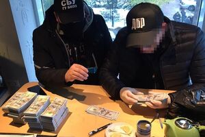 Правоохранители задержали злоумышленников в одном из киевских кафе во время получения первой части взятки