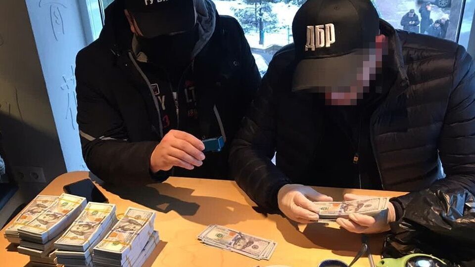 Правоохранители задержали злоумышленников в одном из киевских кафе во время получения первой части взятки