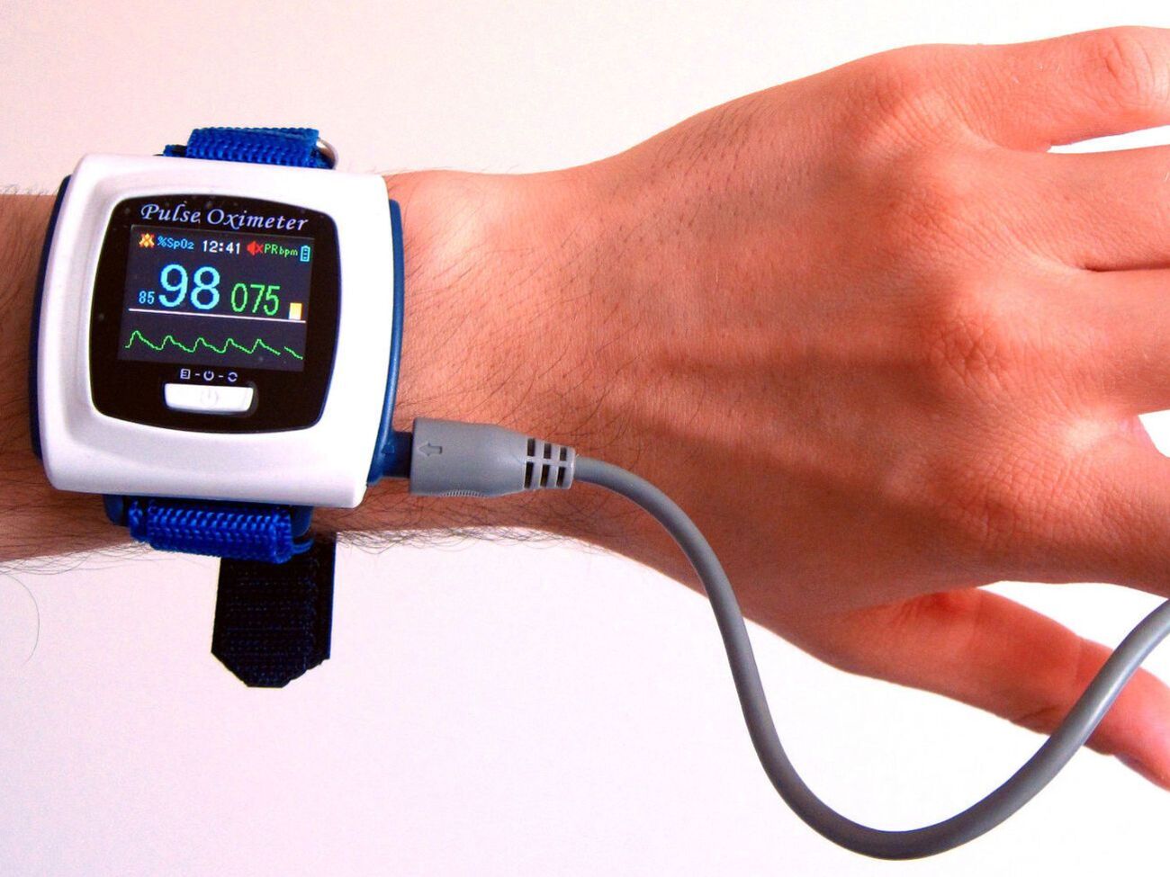 Пульсоксиметр показывает уровень насыщения крови кислородом