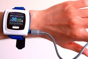 Пульсоксиметр показывает уровень насыщения крови кислородом