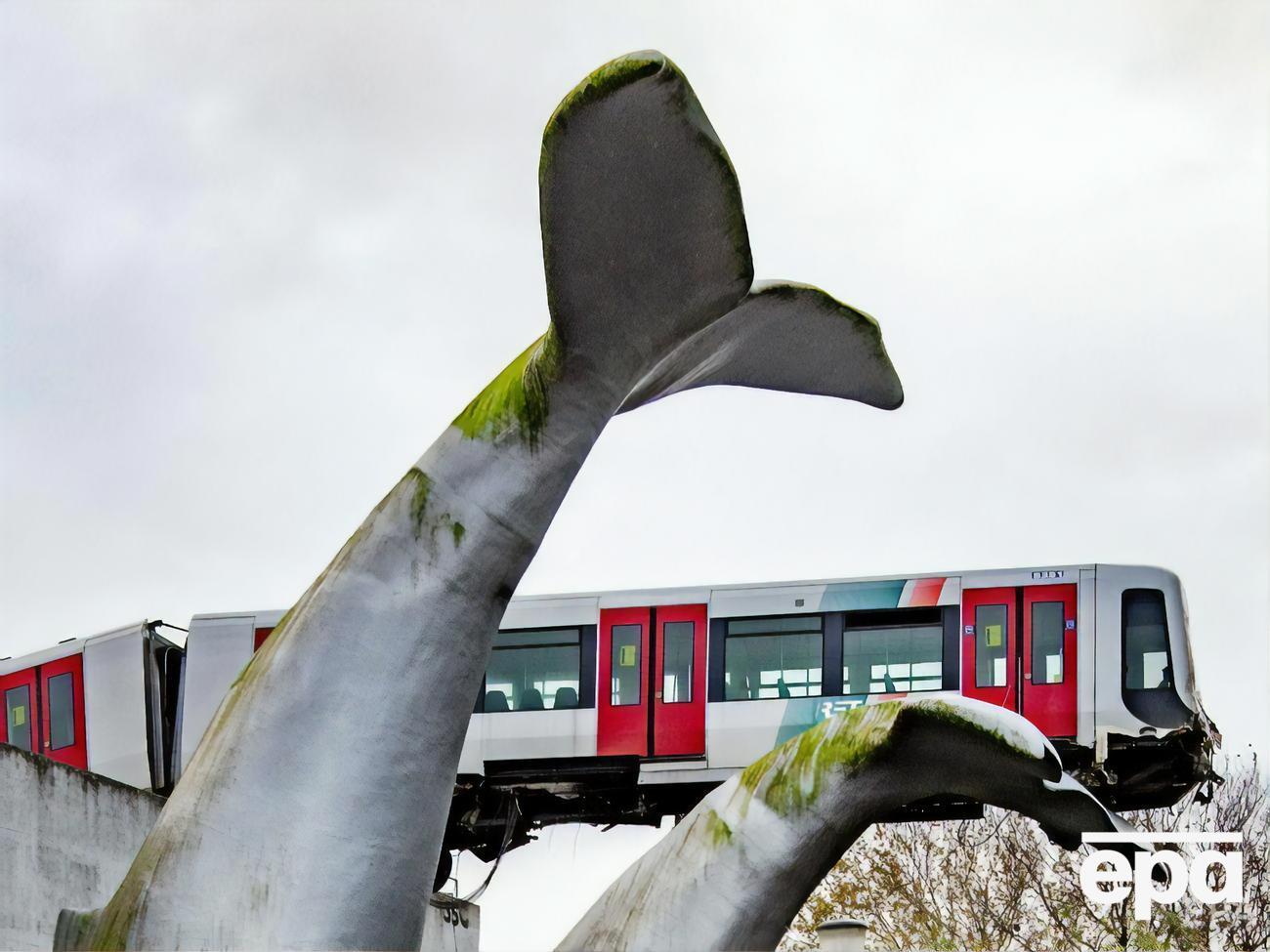 У Нідерландах потяг застряг на висоті 10 метрів над каналом