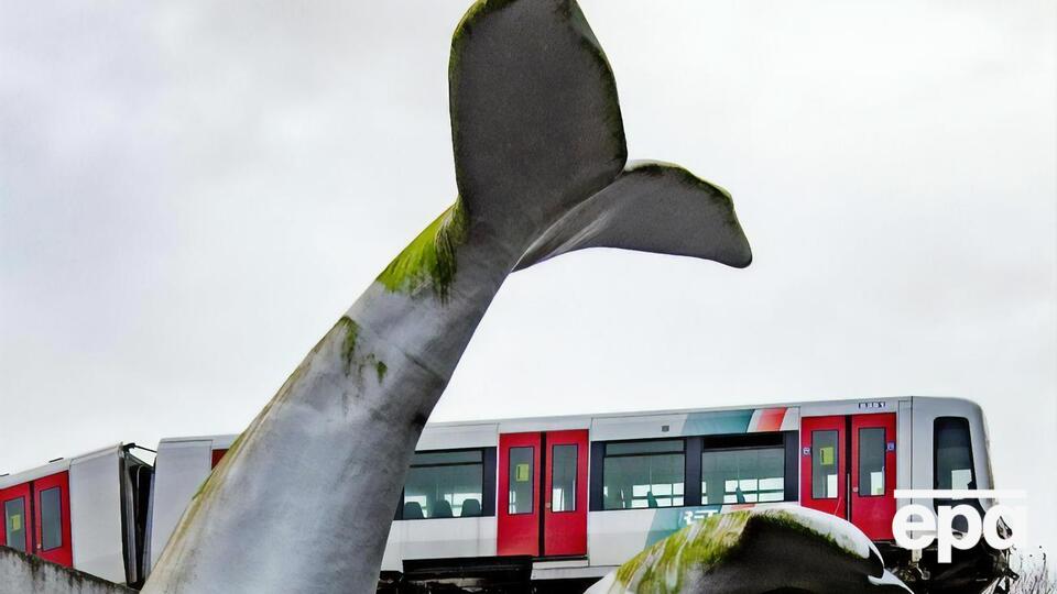 У Нідерландах потяг застряг на висоті 10 метрів над каналом