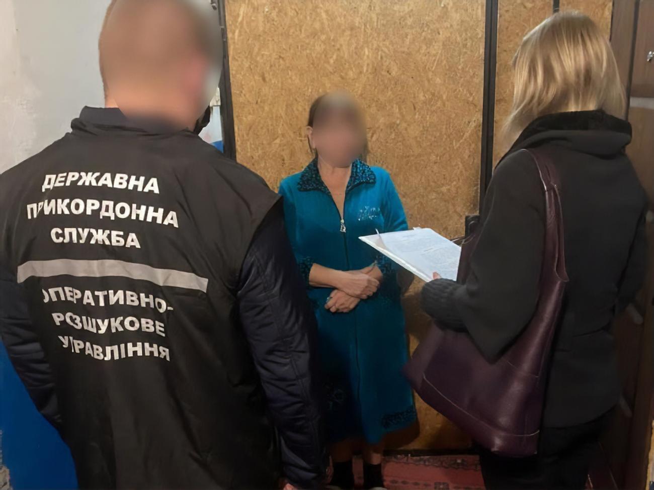 За даними слідства, жінка видавала бюлетені, а також стежила за процесом "волевиявлення"