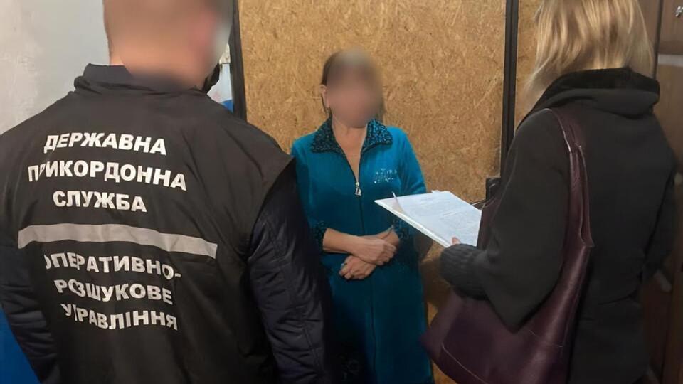 По данным следствия, женщина выдавала бюллетени, а также следила за процессом "волеизъявления"