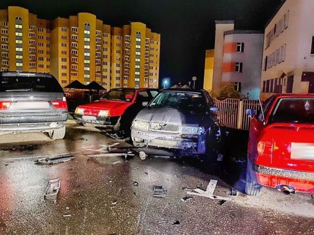 Взрыв задел еще три стоявших рядом автомобиля