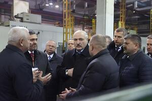 Лукашенко (в центрі) розповідав про роботу розвідників під час відвідування заводу