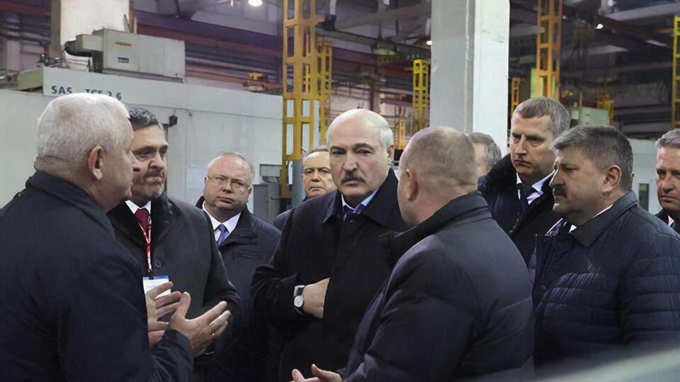 Лукашенко (в центре) рассказывал о работе разведчиков во время посещения завода
