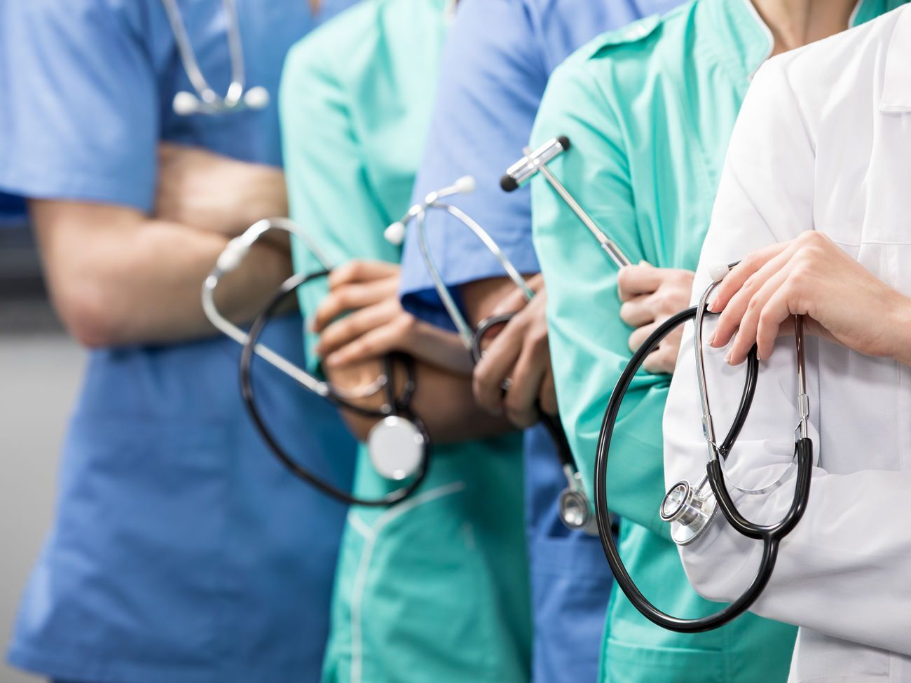 За даними СБУ, на закуплені захисні костюми для лікарів ціна перевищувала ринкову більше ніж удвічі