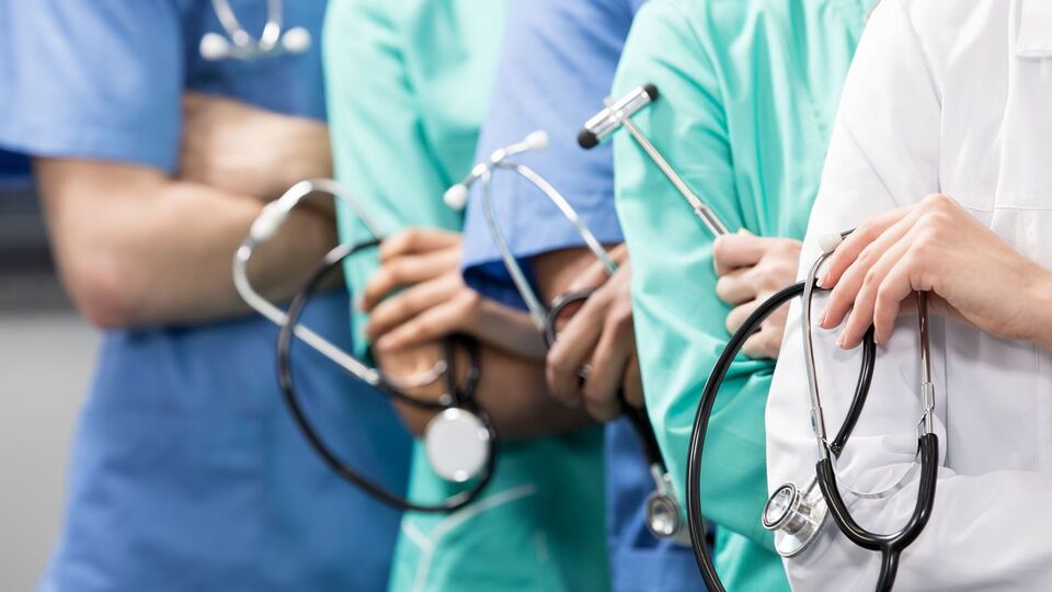 За даними СБУ, на закуплені захисні костюми для лікарів ціна перевищувала ринкову більше ніж удвічі