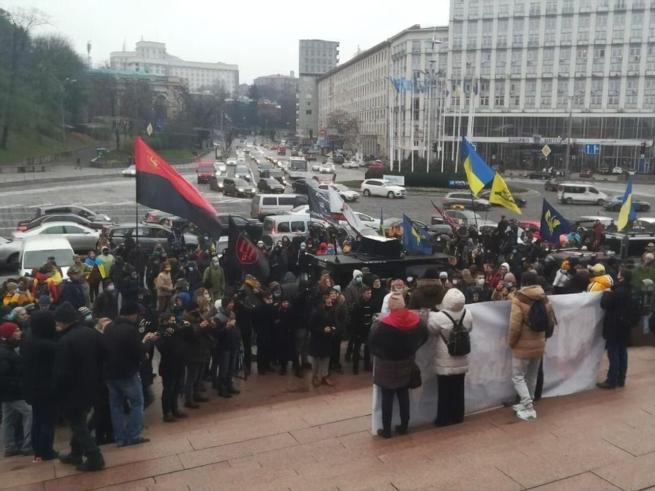 В акции, по подсчетам журналистов, приняли участие порядка ста человек