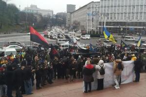 В акції, за підрахунками журналістів, узяло участь приблизно сто осіб