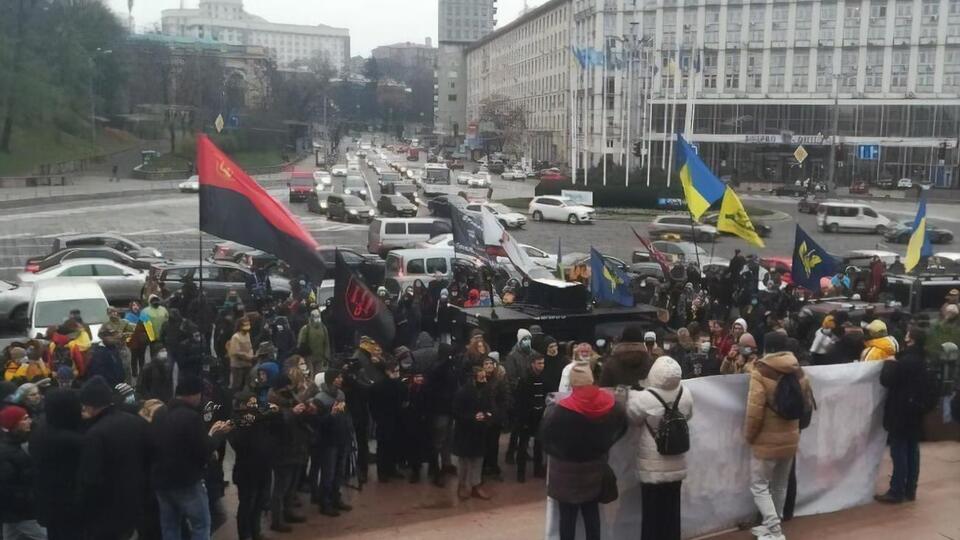 В акции, по подсчетам журналистов, приняли участие порядка ста человек