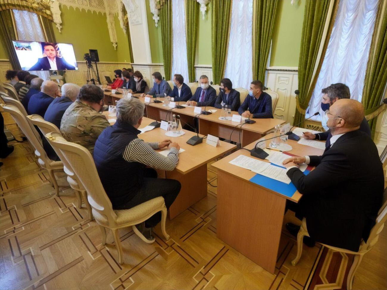 Зеленський провів зустріч за допомогою відеозв'язку