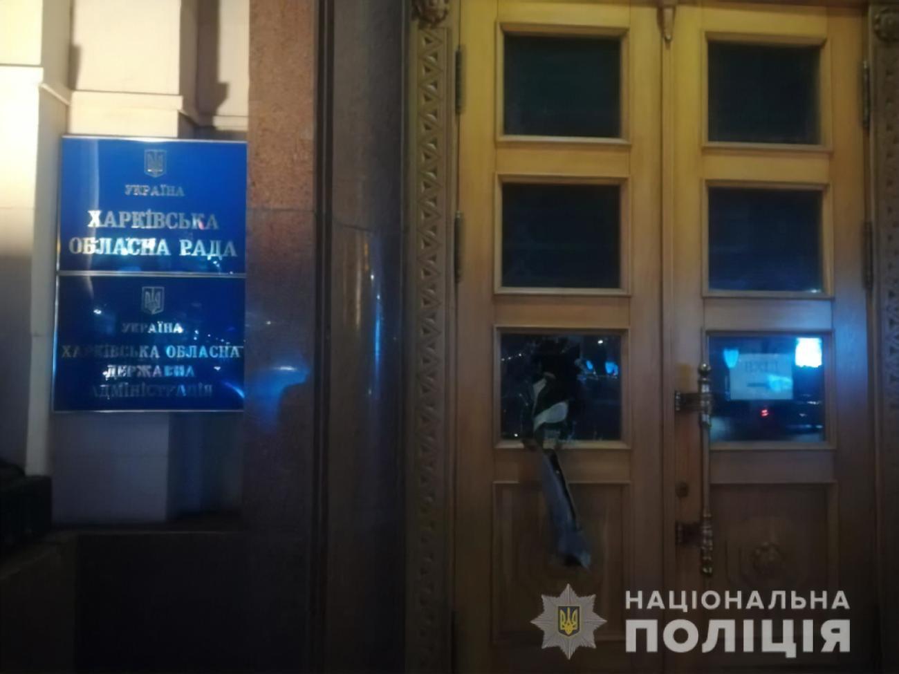Постраждали двері будівлі