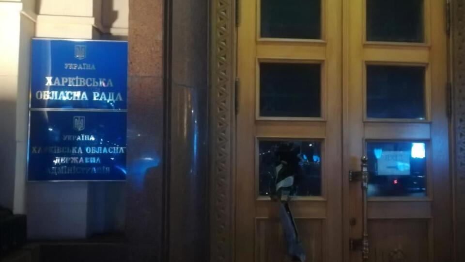 Постраждали двері будівлі