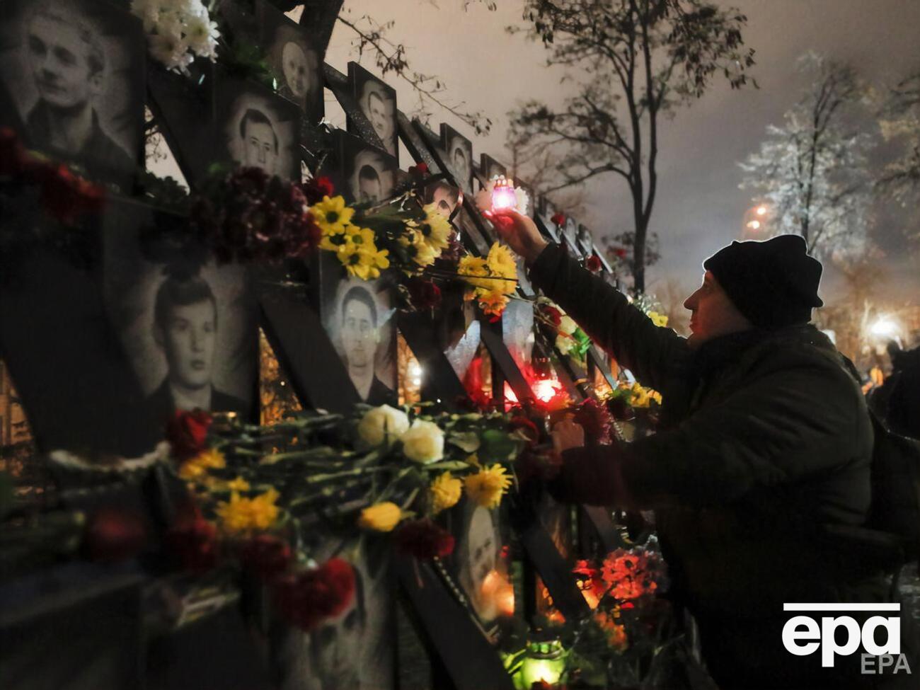 В Киеве в годовщину Евромайдана провели шествие к аллее Героев Небесной сотни и пикет у "Феофании". Фоторепортаж