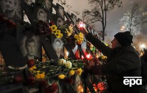 В Киеве в годовщину Евромайдана провели шествие к аллее Героев Небесной сотни и пикет у "Феофании". Фоторепортаж