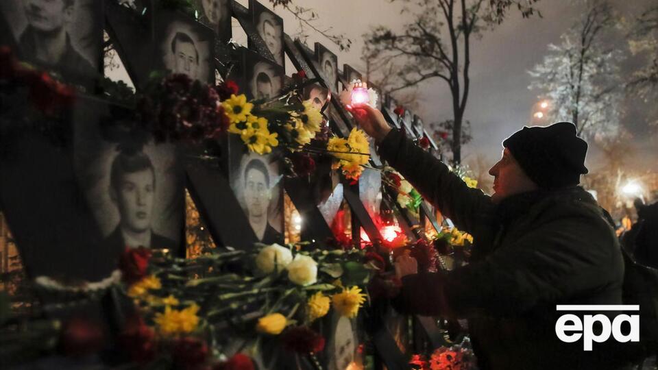 В Киеве в годовщину Евромайдана провели шествие к аллее Героев Небесной сотни и пикет у "Феофании". Фоторепортаж