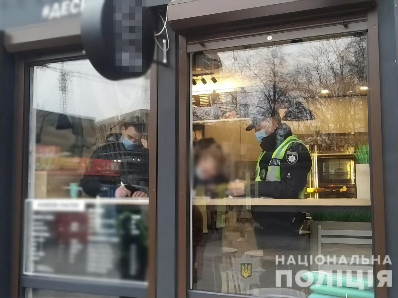 Полицейские разъясняли новый закон и раздавали маски гражданам