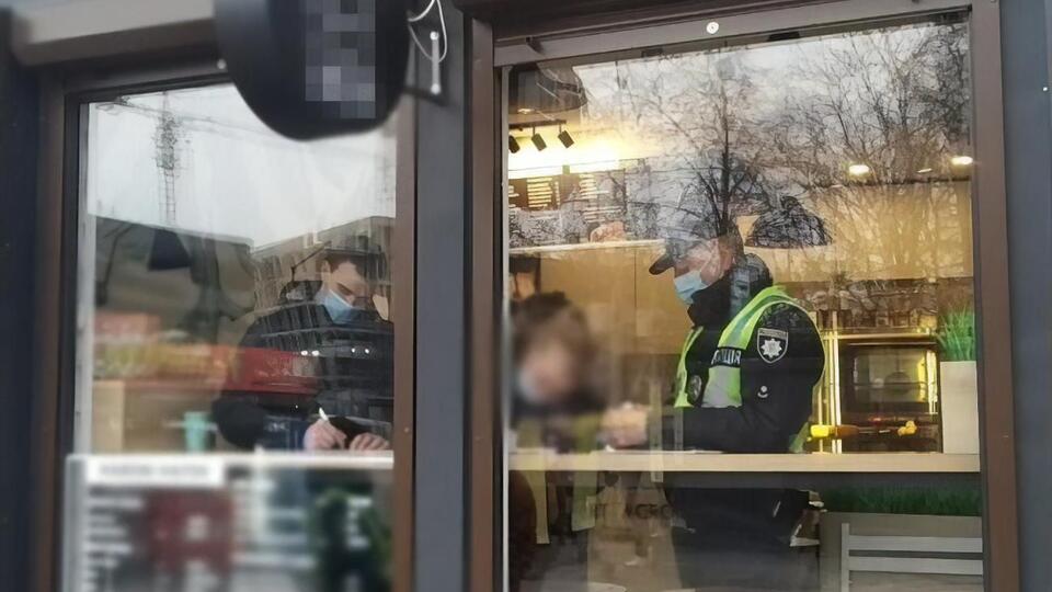 Полицейские разъясняли новый закон и раздавали маски гражданам