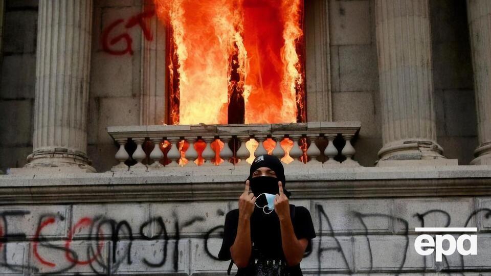 На митинг в Гватемале вышло около 10 тыс. человек