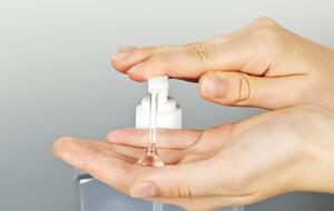 21 ноября Роспотребнадзор ввел запрет на продажу антисептика на основе метанола