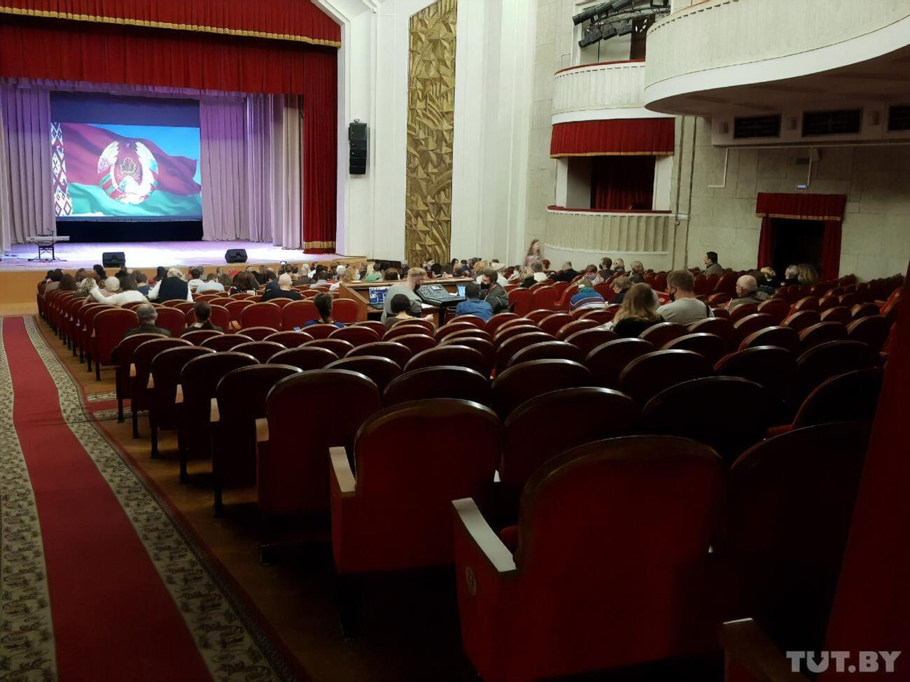 За інформацією портала TUT.BY, більша частина партеру Будинку офіцерів була порожньою
