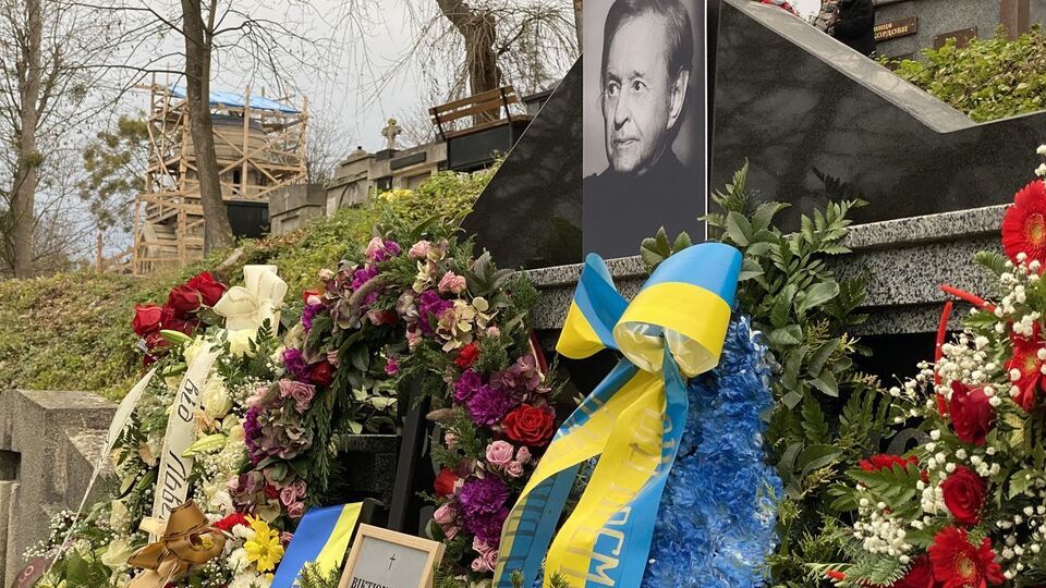 Во Львове состоялось прощание и похороны режиссера Романа Виктюка. Фоторепортаж