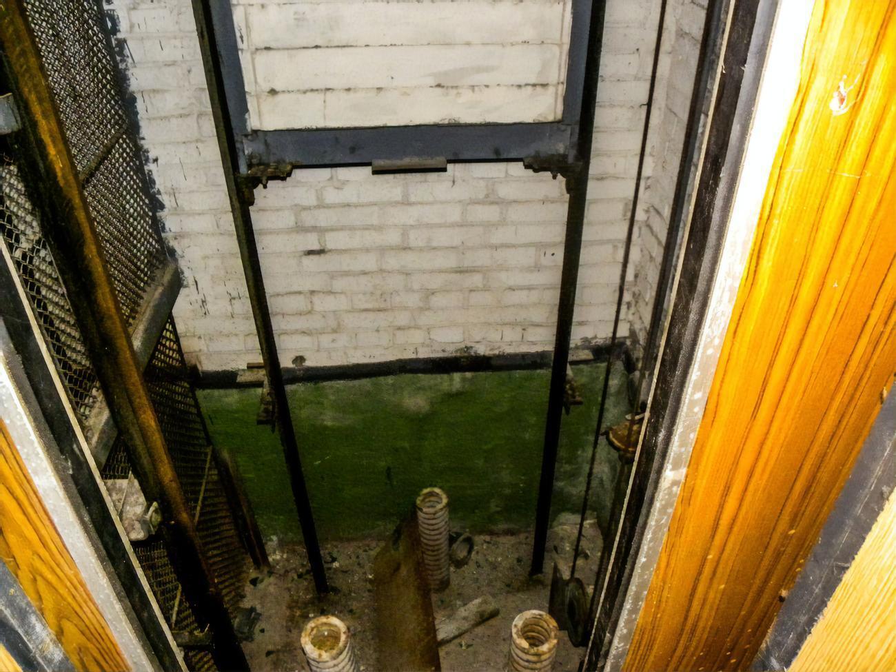 Кабіна ліфта упала в одному з гіпермаркетів у Святошинському районі