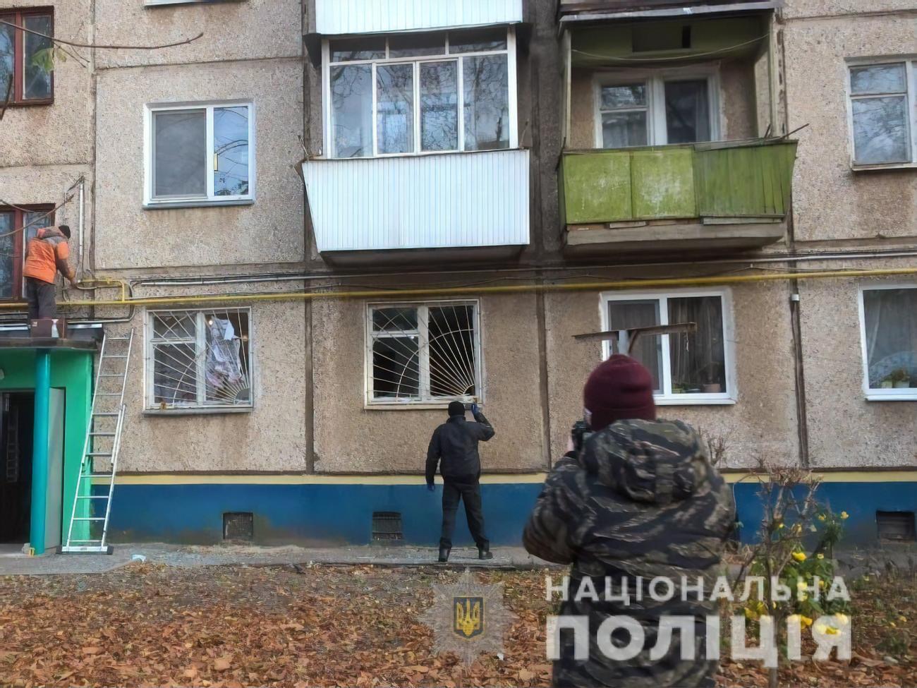 За висновком вибухотехніків, чоловік був озброєний гранатами РГД-5, дві з них він кинув у квартиру
