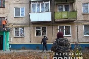 За висновком вибухотехніків, чоловік був озброєний гранатами РГД-5, дві з них він кинув у квартиру