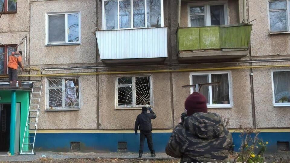 За висновком вибухотехніків, чоловік був озброєний гранатами РГД-5, дві з них він кинув у квартиру