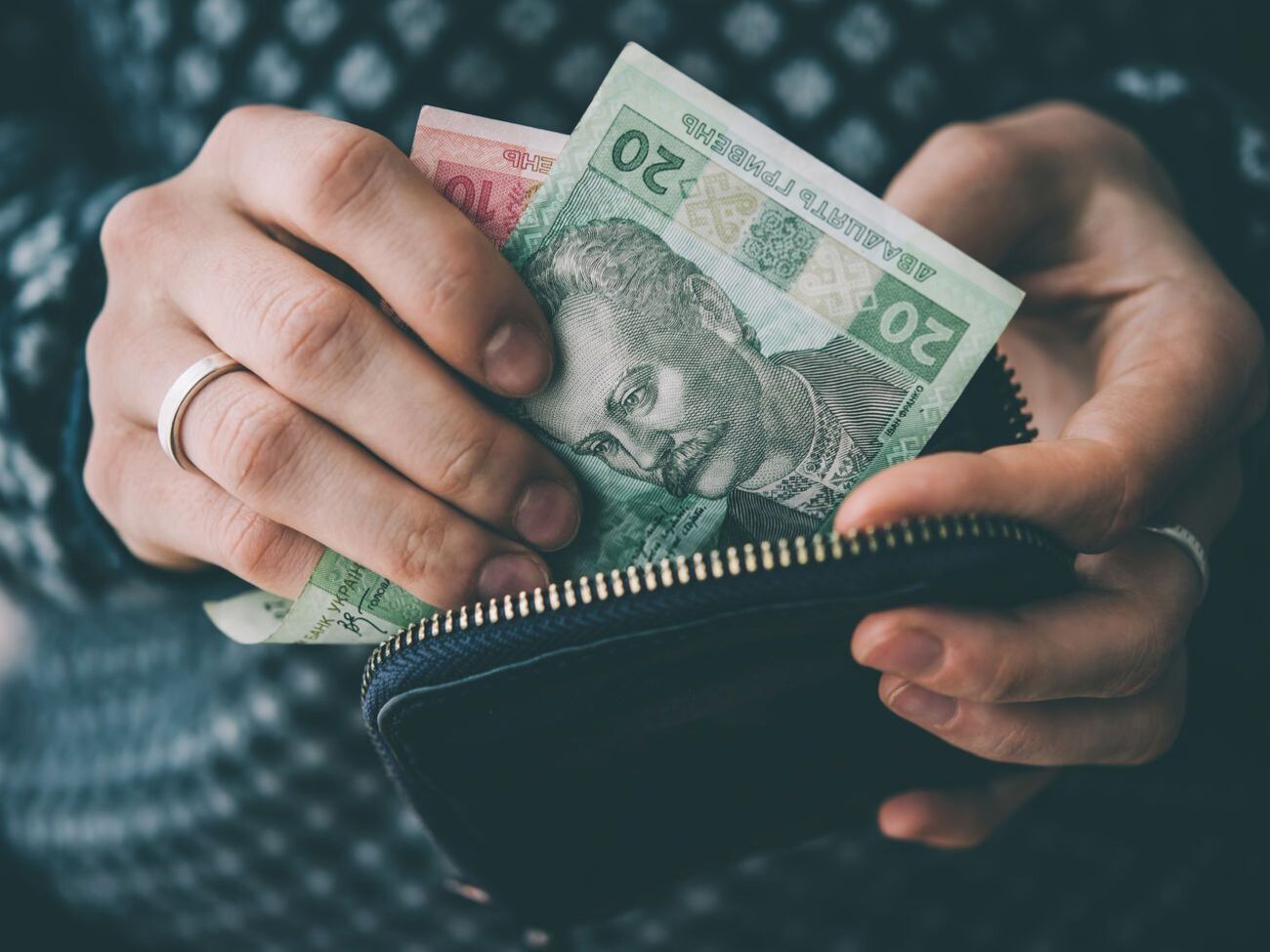 23,9% опитаних стверджують, що кількість грошей у їхній сім'ї "значно зменшилася"