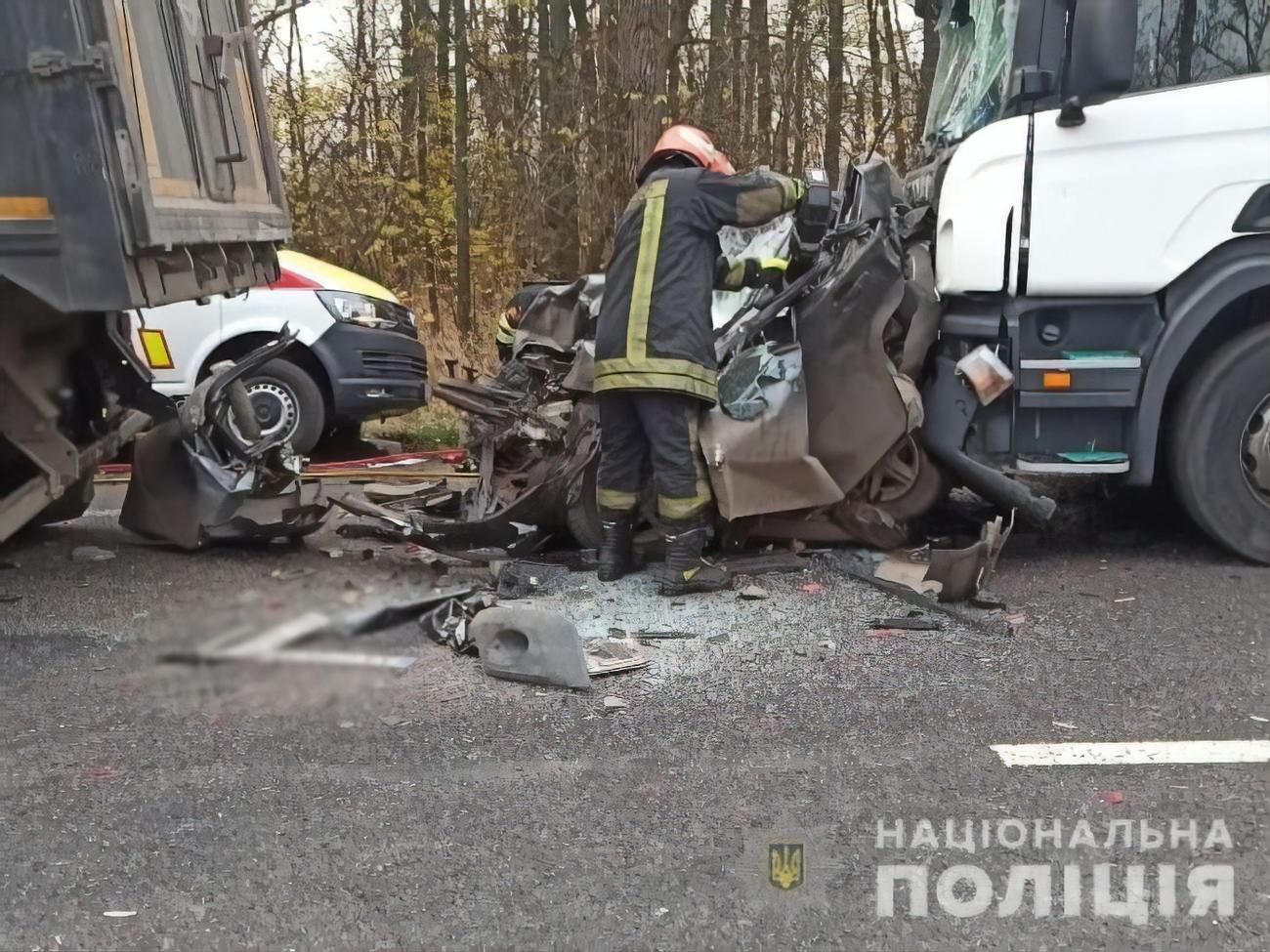 Легковий автомобіль виявився повністю деформованим