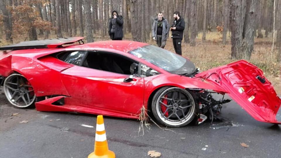 Lamborghini врізався в дерева