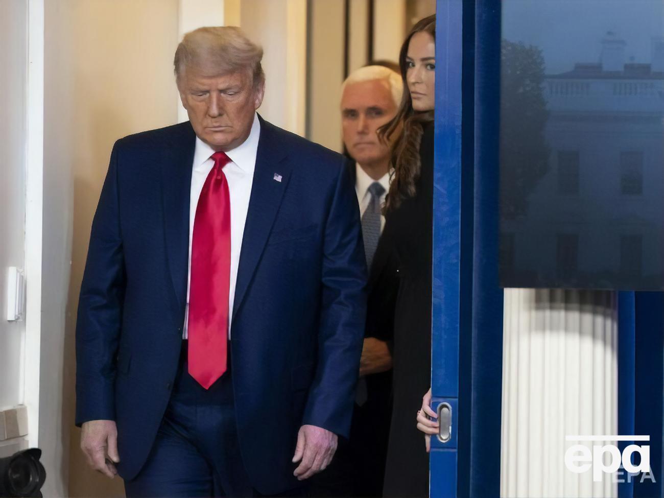 Трамп відразу ж покинув зал, незважаючи на запитання журналістів