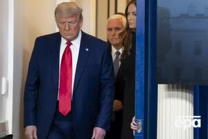 Трамп сразу же покинул зал, несмотря на вопросы журналистов