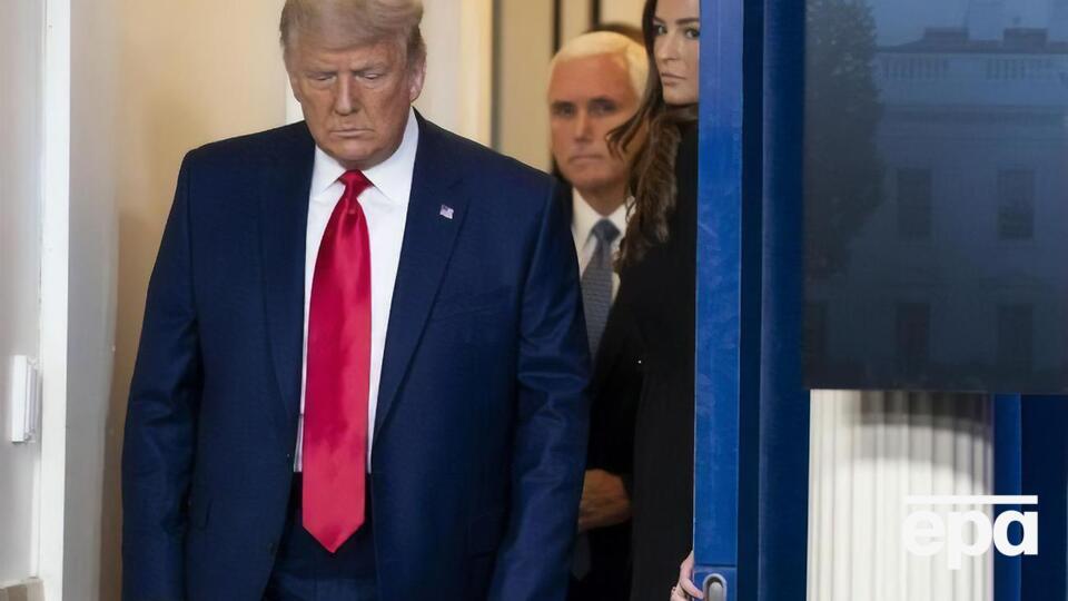 Трамп сразу же покинул зал, несмотря на вопросы журналистов