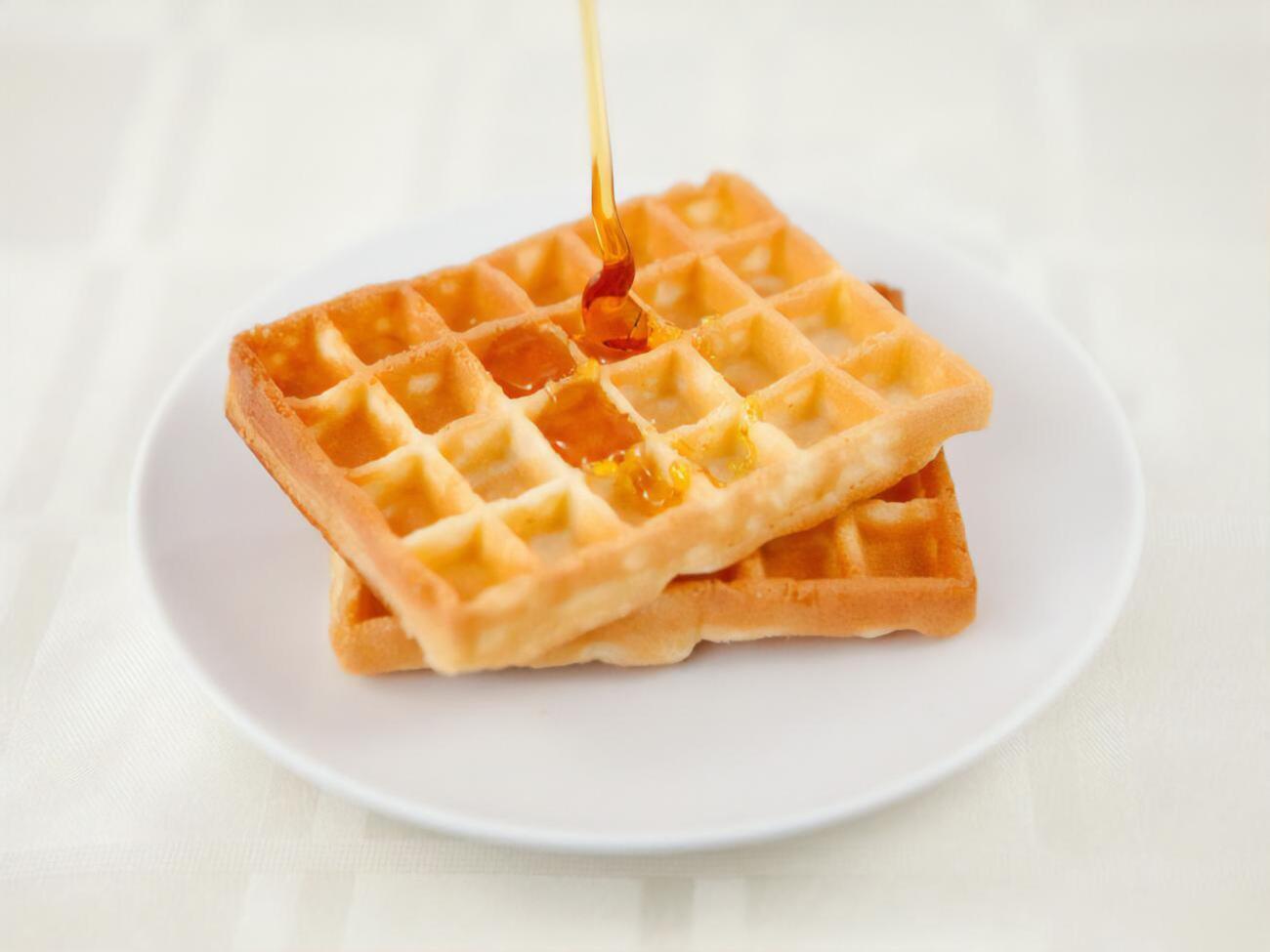 Успенская поливает вафли кленовым сиропом
